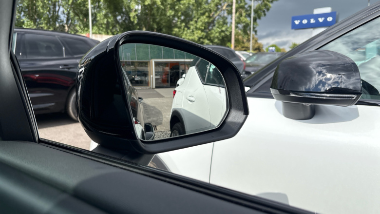 Volvo XC40 2.0 B3P Plus Black Edition 5dr Auto Petrol Estate